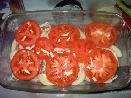 Свинина под сырно - томатной подушкой. 05