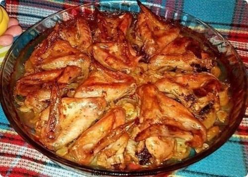 Крылышки в минералке на луковой подушке.