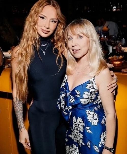 Анна Asti редкое фото с мамой показала. 01