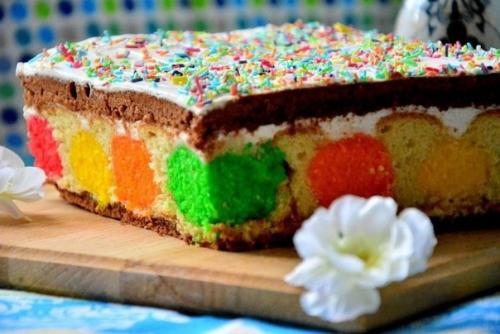 Пляцок - это кондитерское изделие, что-то среднее между тортом, пирогом и пирожным.