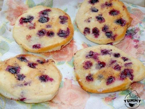 Бисквитные оладьи с черной смородиной. 08