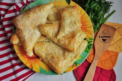 Слойки с творогом и сыром.