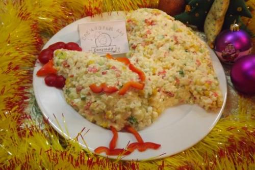 Салат с крабовыми палочками Петух.
