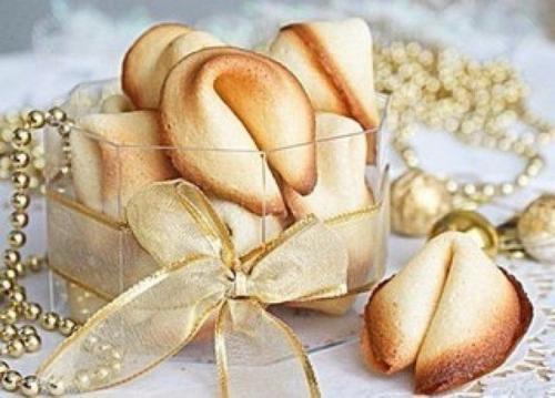 Новогоднее печенье с предсказаниями.