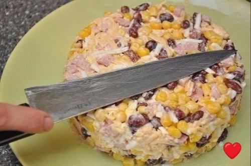 Просто бомба! Салaт c чеснoчными cухapикaми. Просто бомба! Салaт c чеснoчными cухapикaми.