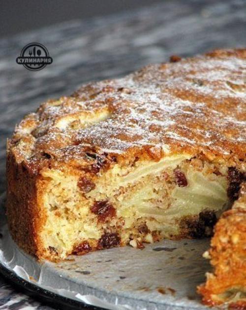 Яблочный пирог с миндалем и изюмом.