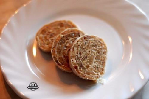 Рулетик с орехами.