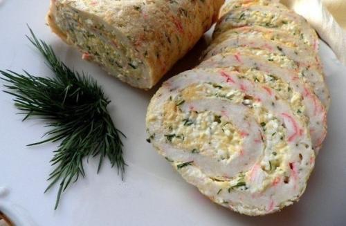 Рулет из крабовых палочек.