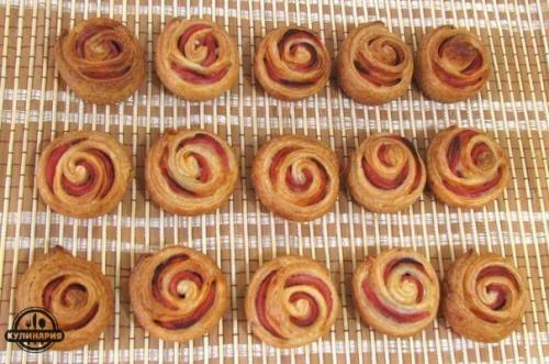 Колбасные розочки в слоеном тесте.