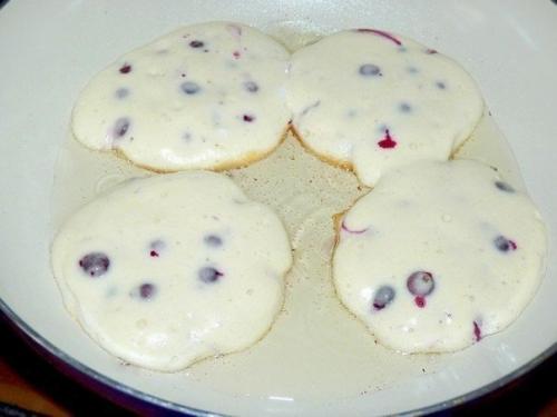 Бисквитные оладьи с черной смородиной. 06