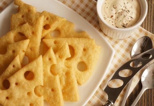 Легкие сырные крекеры.