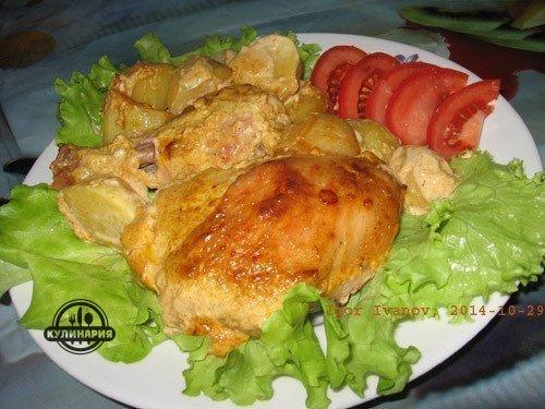 Вкусная курочка в маринаде вместе с картошкой.

