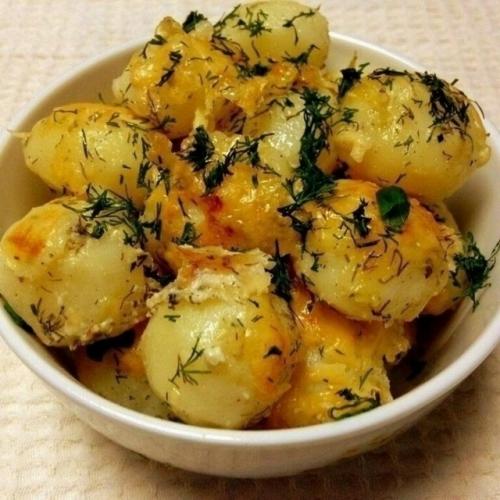 Каpтошка в сыpно - чесночной заливке, запеченная в духовке.  