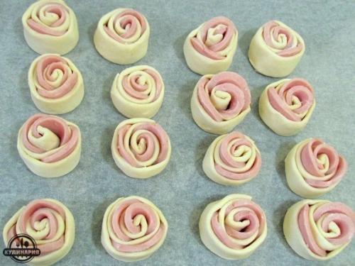 Колбасные розочки в слоеном тесте. 04