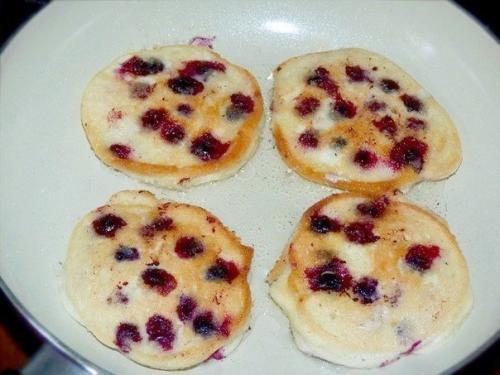 Бисквитные оладьи с черной смородиной. 07