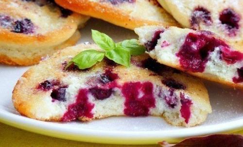 Бисквитные оладьи с черной смородиной. 01