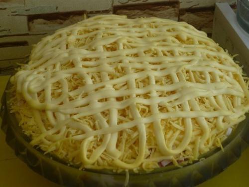 Салат Пушинка.  500 г шампиньонов, 2 луковицы, 5 варённых яиц, 10 шт. крабовых палочек, 150 г сыра, майонез.