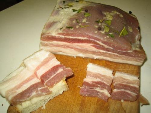 Маринованное сало.  Для маринования лучше подбирать мягкое, свежее сало с прожилками мяса и выбирать кусочек потолще.