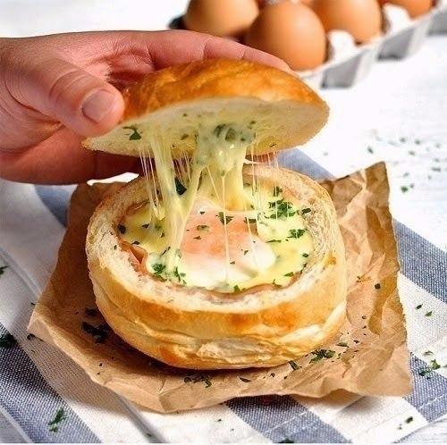 Горячие булочки с яйцом, сыром и ветчиной на завтрак.