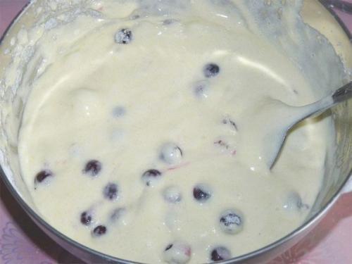 Бисквитные оладьи с черной смородиной. 05