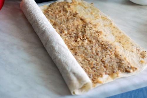 Рулетик с орехами. 04