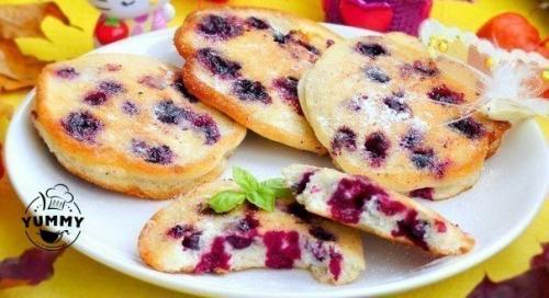 Бисквитные оладьи с черной смородиной.