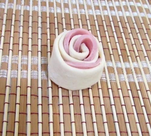 Колбасные розочки в слоеном тесте. 03