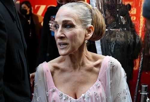 Сара Джессика Паркер ответила хейтерам, критикующим её внешность, возраст и седину. 01