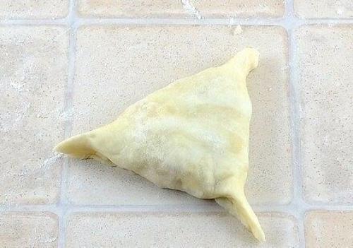 Нежное куриное мясо в хрустящем слоеном тесте.