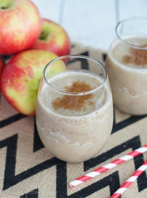 Яблоко, специи.

Коктейль со вкусом яблочного пирога - надо срочно попробовать! 
