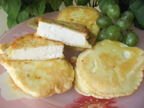 Горячая закуска из адыгейского в хрустящем кляре сыра. Горячая закуска из адыгейского в хрустящем кляре сыра.
