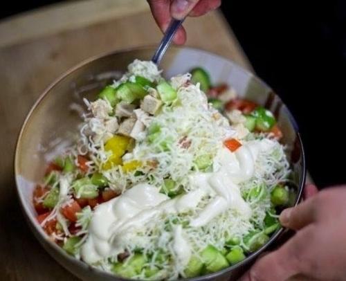 Салат с курицей и овощами.