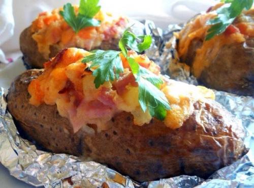 Запеченный картофель, фаршированный ветчиной и чеддером.