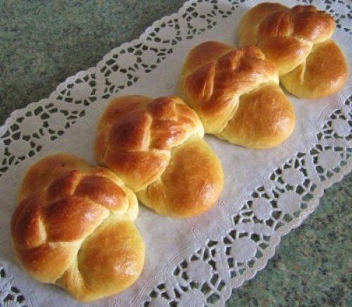 Пирожки разных видов формовки с рисово - мясной начинкой.

