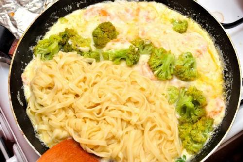 Паста с креветками и соусом Альфредо. 05