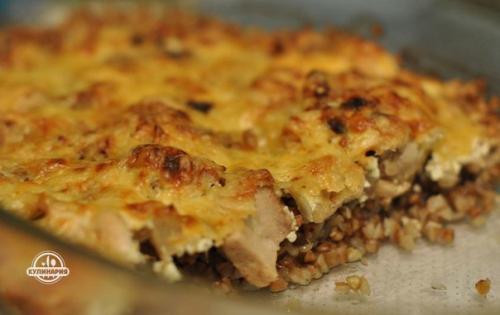 Очень простая запеканка с гречкой и курицей.