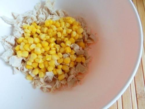 Салат с курицей, сыром и ананасом. 01