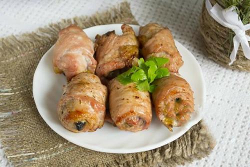 Рулетики из отбивных с начинкой.

