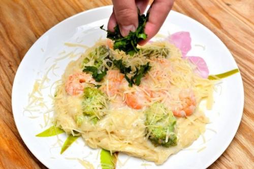 Паста с креветками и соусом Альфредо.