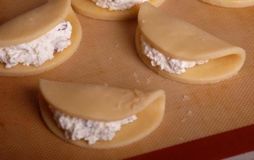 Сочники.  Любимые с детства сочники - пирожки из песочного теста с воздушной творожной начинкой. 05