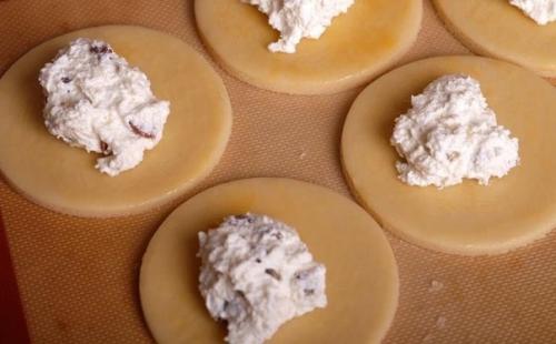 Сочники.  Любимые с детства сочники - пирожки из песочного теста с воздушной творожной начинкой. 04