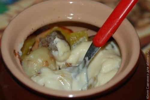 Картофель с мясным фаршем и плавленным сыром в горшочках.