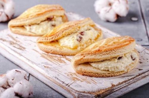 Сочники.  Любимые с детства сочники - пирожки из песочного теста с воздушной творожной начинкой.