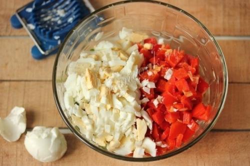 Салат Шедевр с курицей и сладким перцем отлично подойдет к новогоднему столу! 02