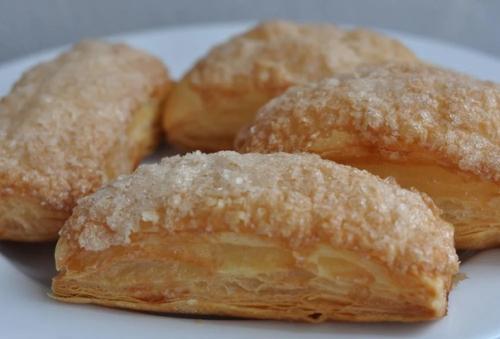 Слоеные язычки с сахаром.