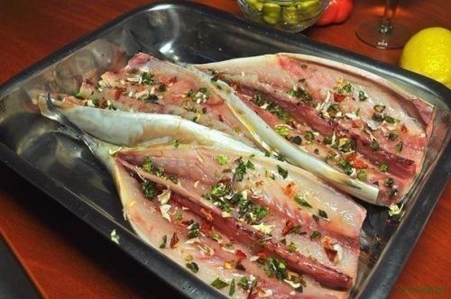 Скумбрия запеченная.  5 вкусных рецептов.
