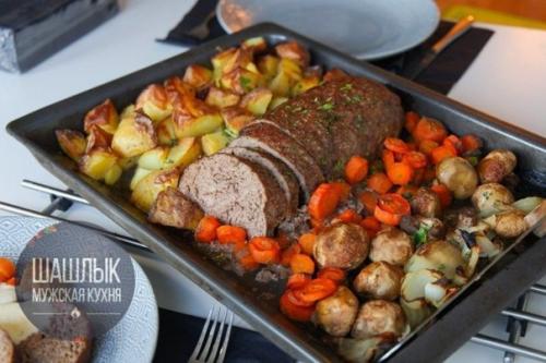 Запeчeнный мясной рyлeт с грибами и oвoщами. Запeчeнный мясной рyлeт с грибами и oвoщами.