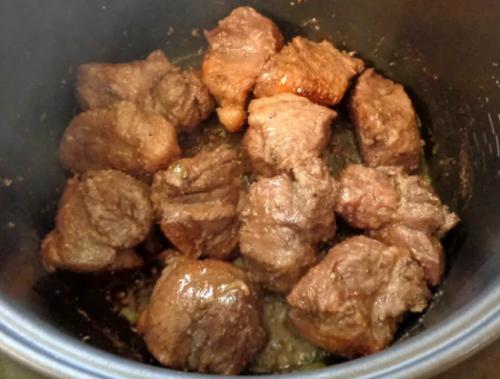 Вкусный, сочный, аpоматный шашлык в мультиваpке. 

