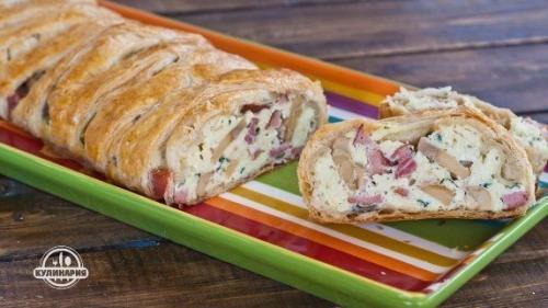 Яичница - болтунья в слоеном тесте к завтраку.