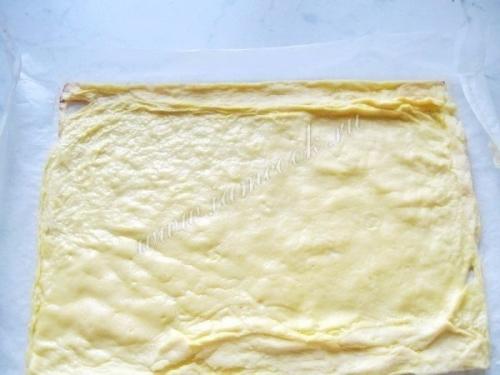 Рулет яичный с сыром и крабовыми палочками. 04